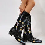 Wadenhohe Stiefel mit Stickerei und Blockabsatz