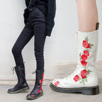 Wadenhohe Stiefel mit Schnürung und Stickerei