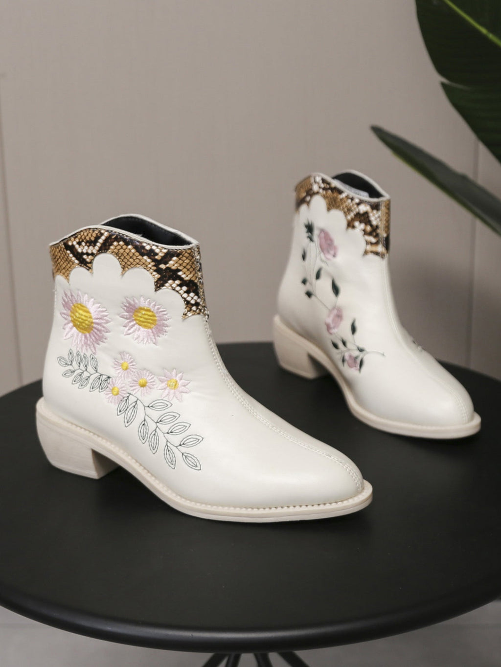 Chelsea-Boots in Schlangen-Optik mit Stickerei