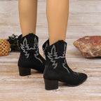 Wadenhohe Stiefel im Ritter-Stil mit Stickerei und spitzer Zehenpartie