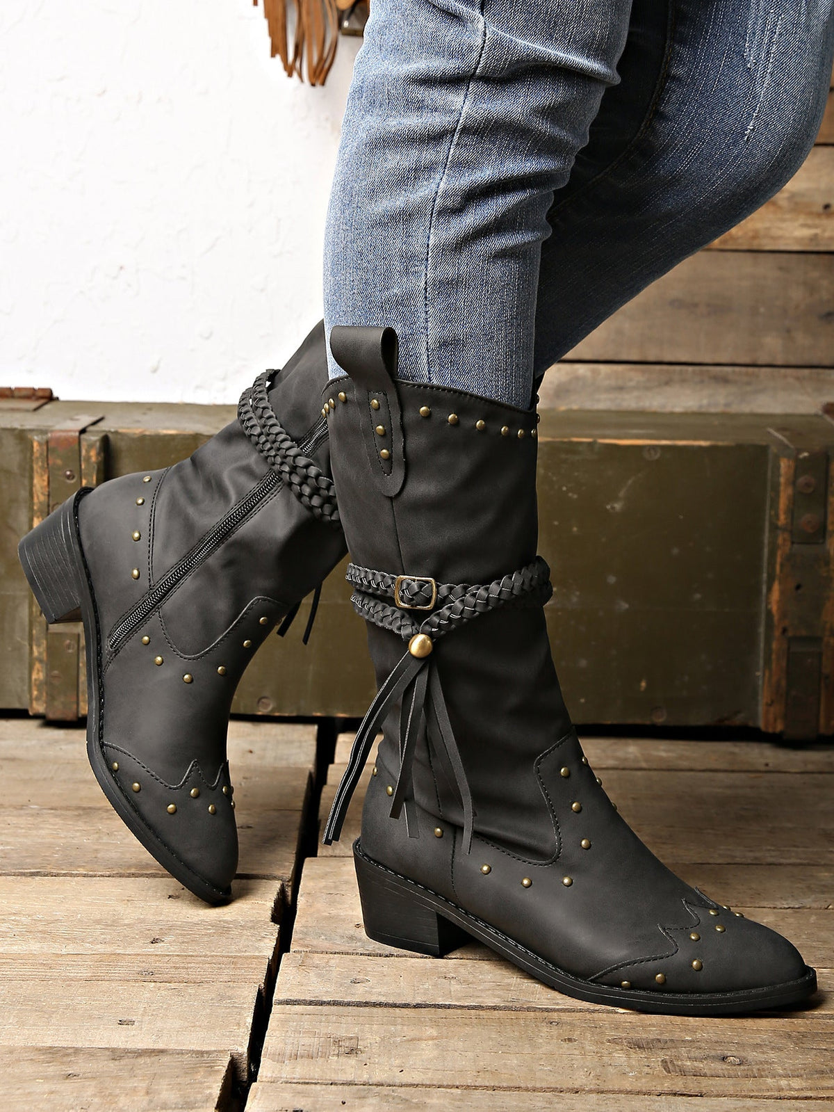 Wadenhohe Stiefel mit Schnalle, Nieten und Quasten