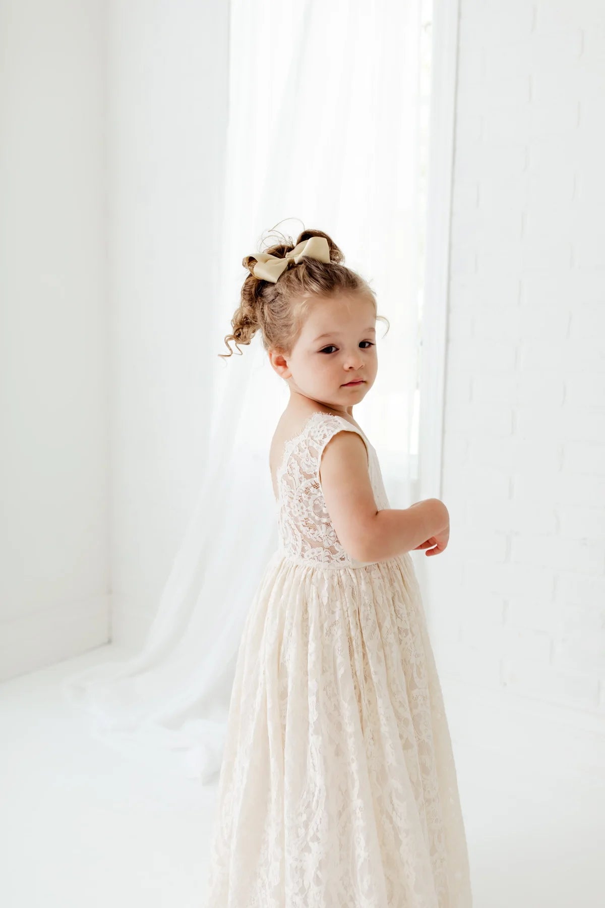 Mädchenkleid für Hochzeit oder Fest: Elegante Spitze & Tüll