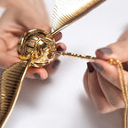 Goldene Flügel-Orb-Ringbox: Luxuriöse bewegliche Schmuckschatulle