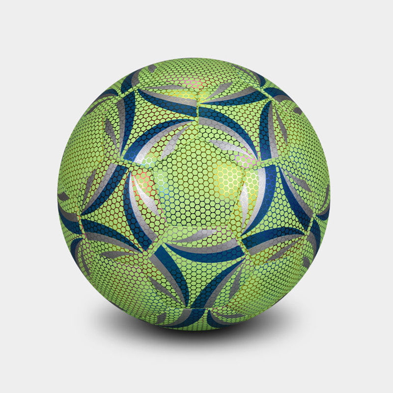 ReflectoKick Fußball – Reflektierend & Haltbar