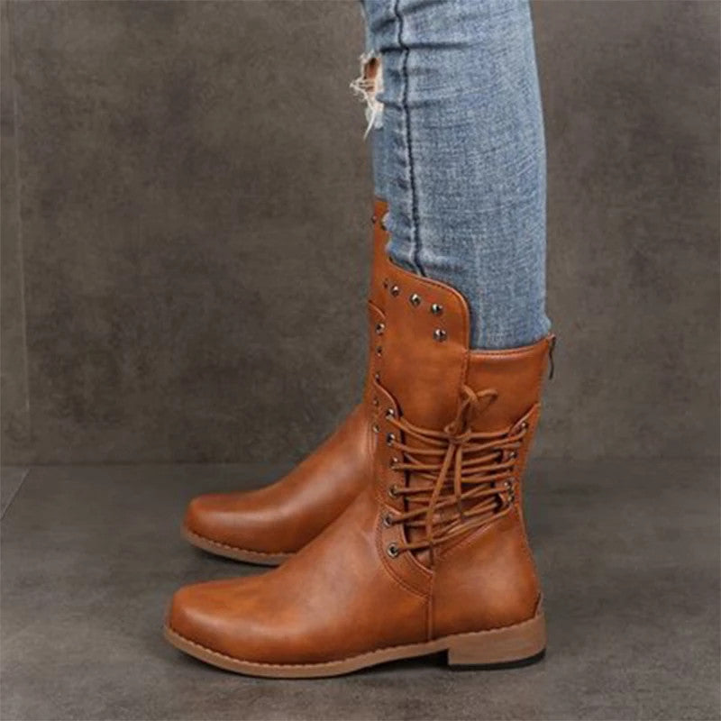 Stiefel mit Schnürung und Nieten