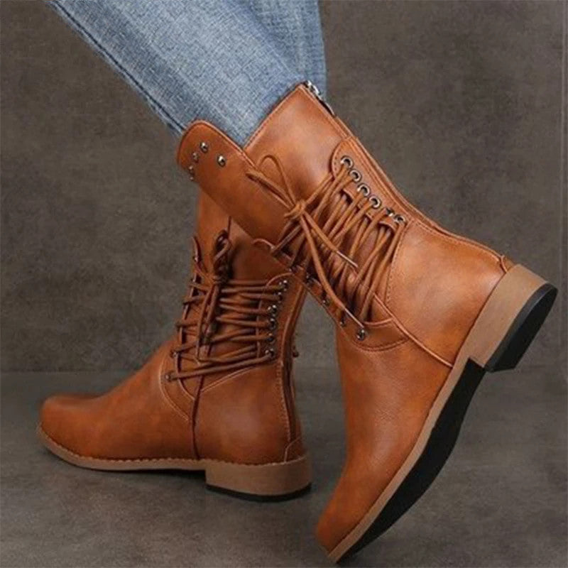 Stiefel mit Schnürung und Nieten