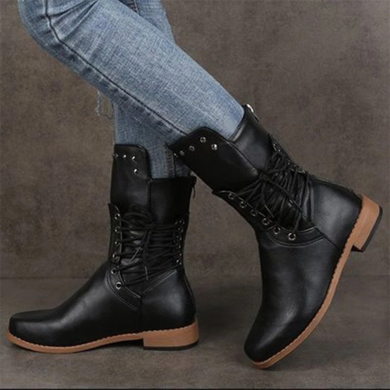 Stiefel mit Schnürung und Nieten