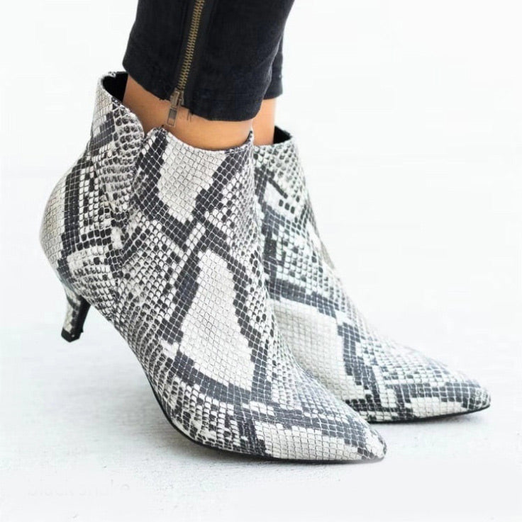 Stiefeletten in Schlangen-Optik mit Stiletto-Absatz und spitzer Zehenpartie