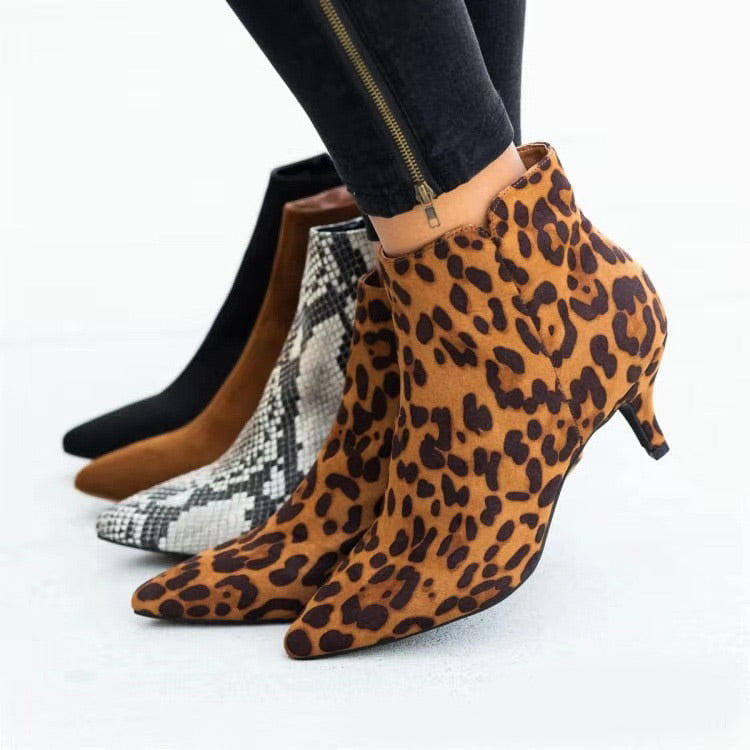 Stiefeletten in Schlangen-Optik mit Stiletto-Absatz und spitzer Zehenpartie