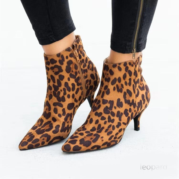 Stiefeletten in Schlangen-Optik mit Stiletto-Absatz und spitzer Zehenpartie