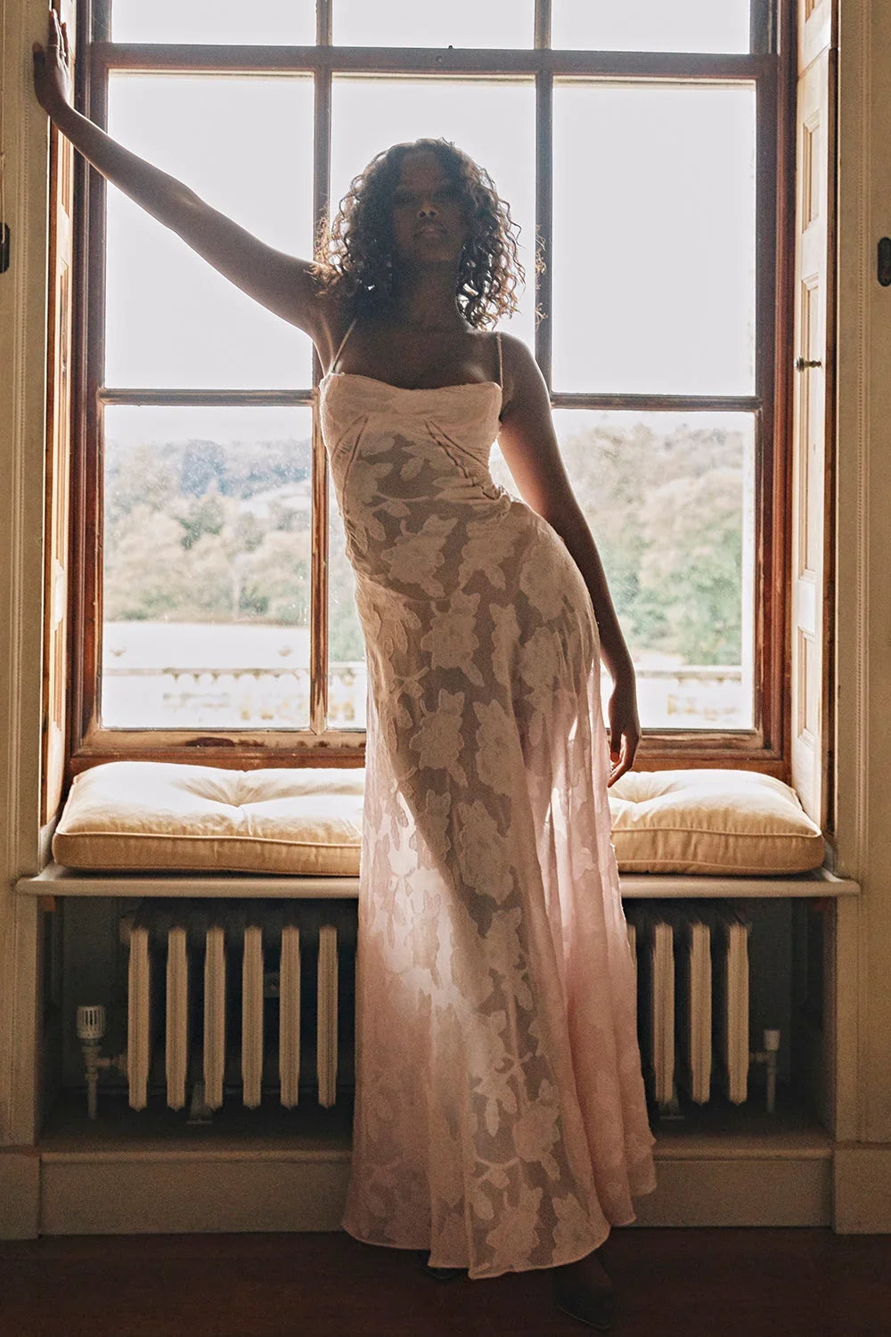 Damen Maxikleid mit Blumenapplikationen und Spaghettiträgern