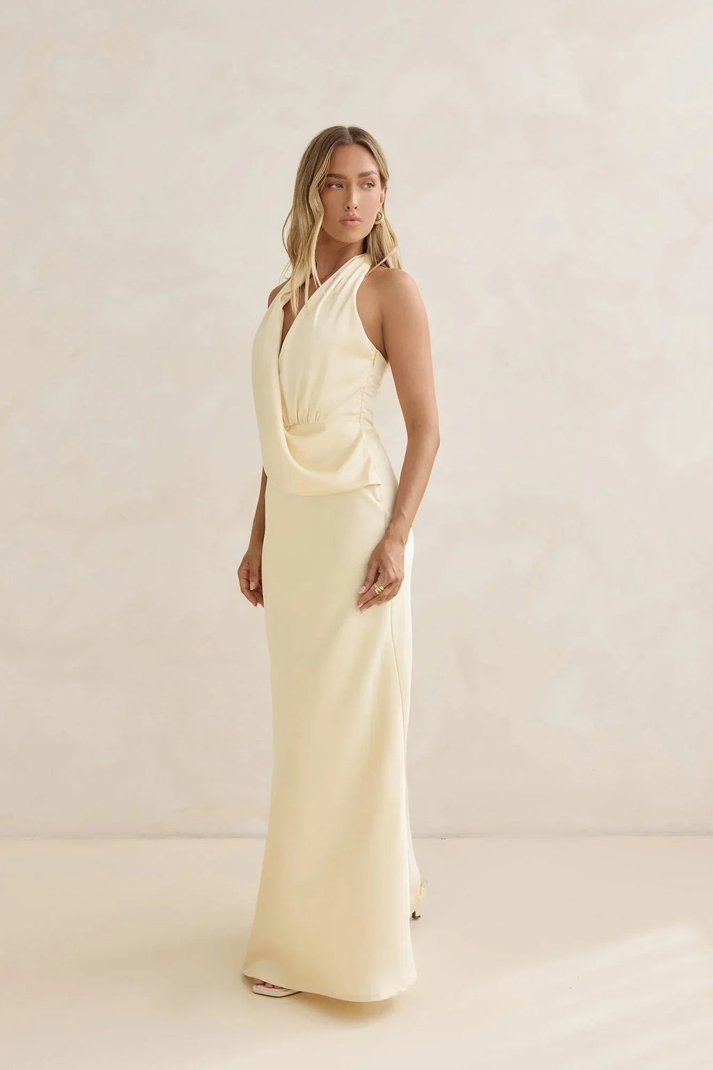 Charm – Satin-Maxikleid mit Neckholder