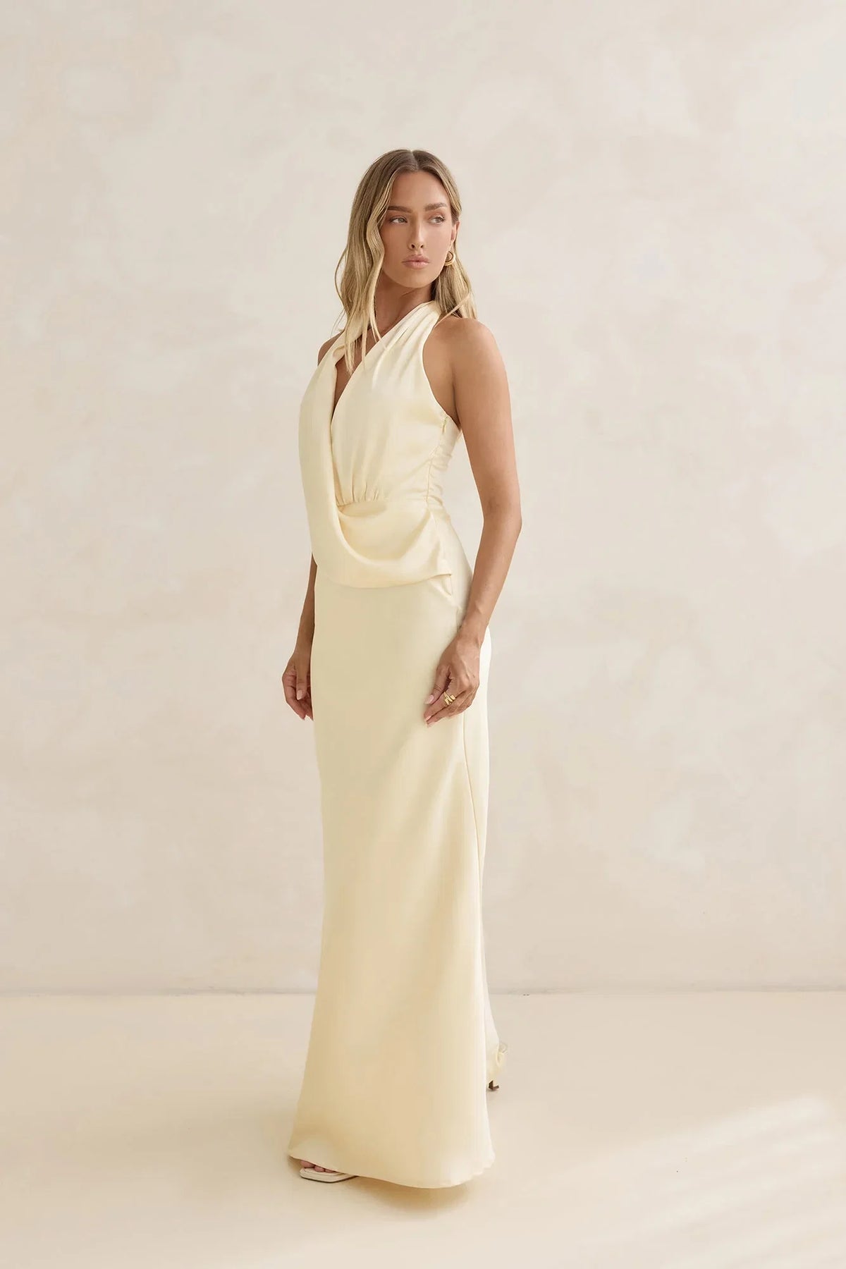 Charm – Satin-Maxikleid mit Neckholder