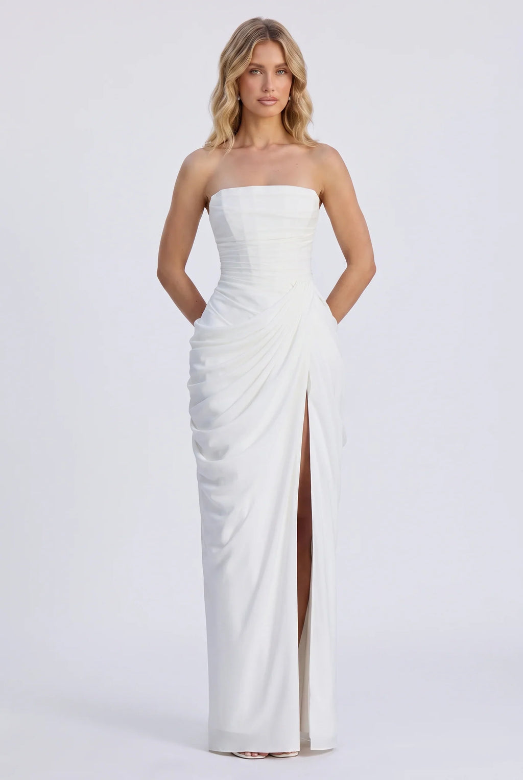 Splitted – Spitzen-Maxikleid mit Beinschlitz und Korsett-Schnürung