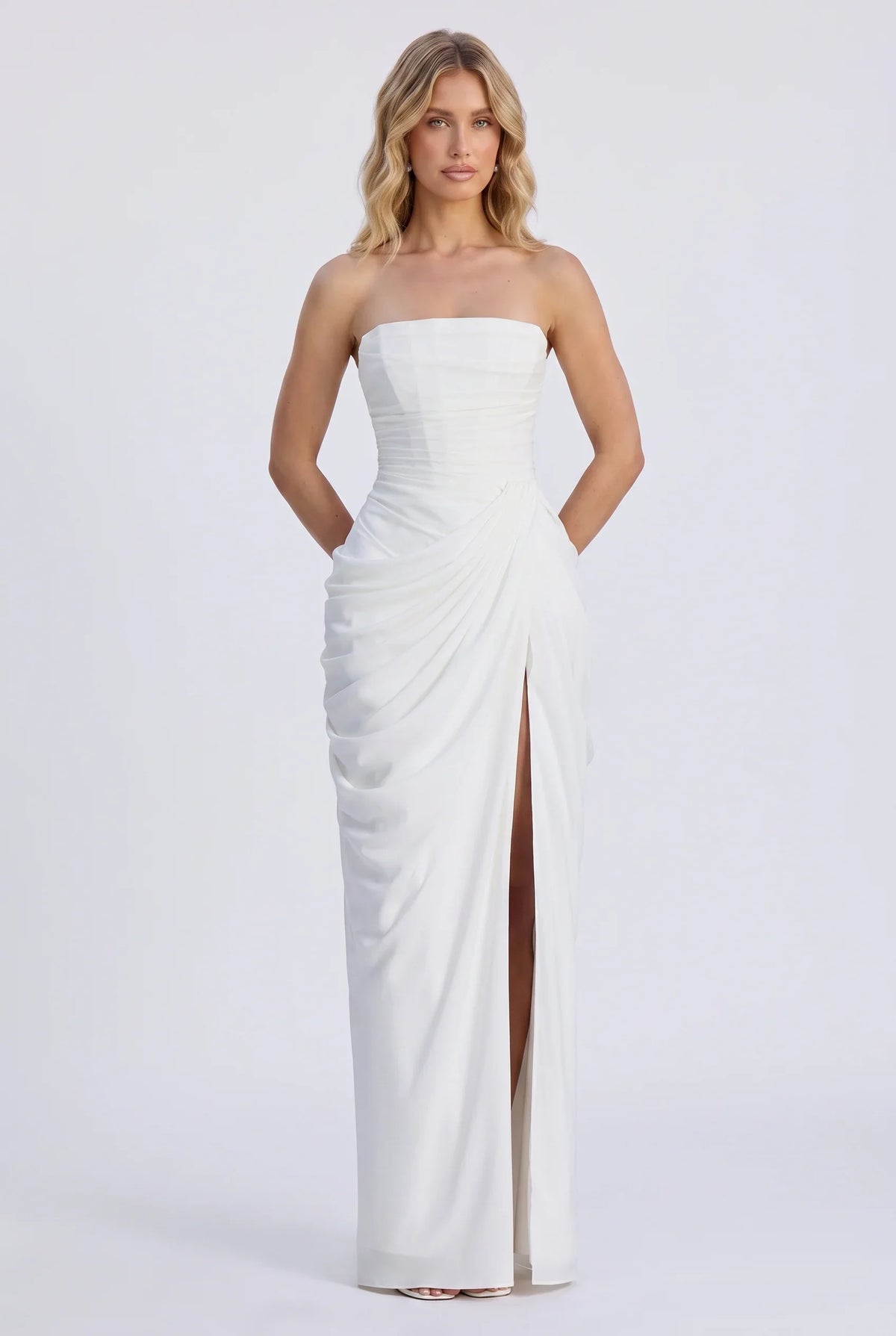 Splitted – Spitzen-Maxikleid mit Beinschlitz und Korsett-Schnürung