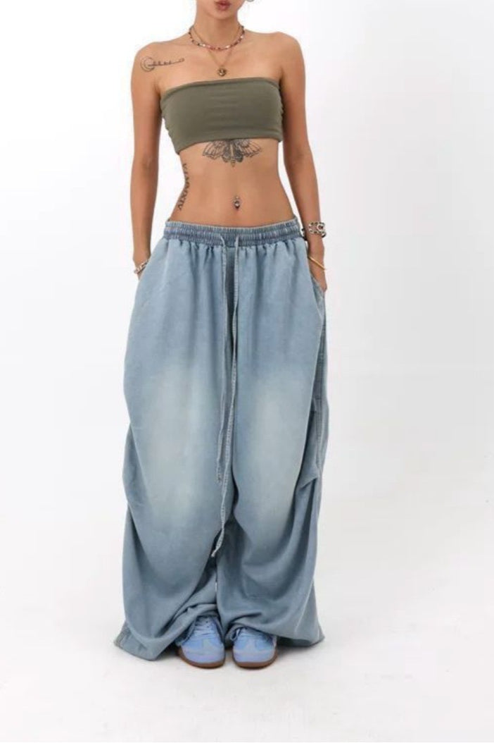 Locker geschnittene Jeans mit weitem Bein