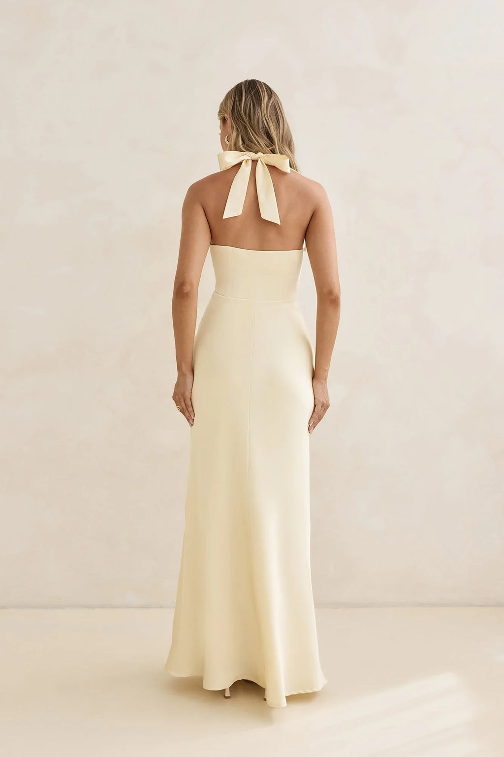 Charm – Satin-Maxikleid mit Neckholder