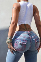 Figurbetonte Jeans mit Stickerei
