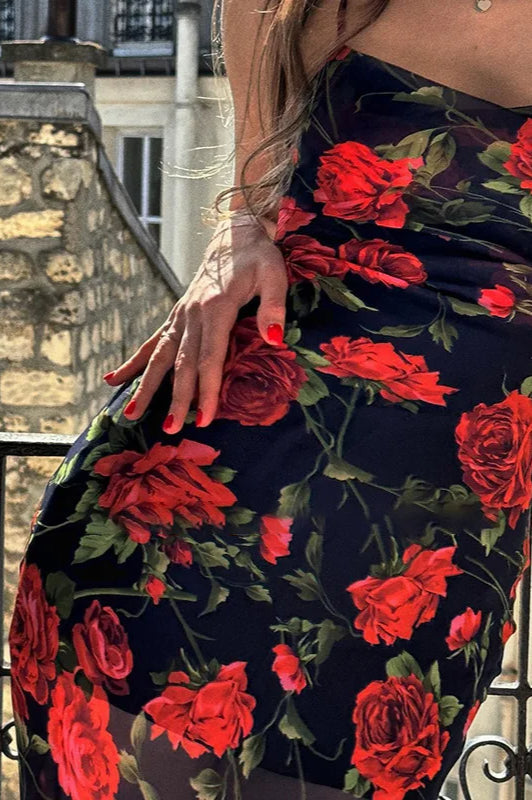 Figurbetontes Kleid mit Blumenmuster in Schwarz