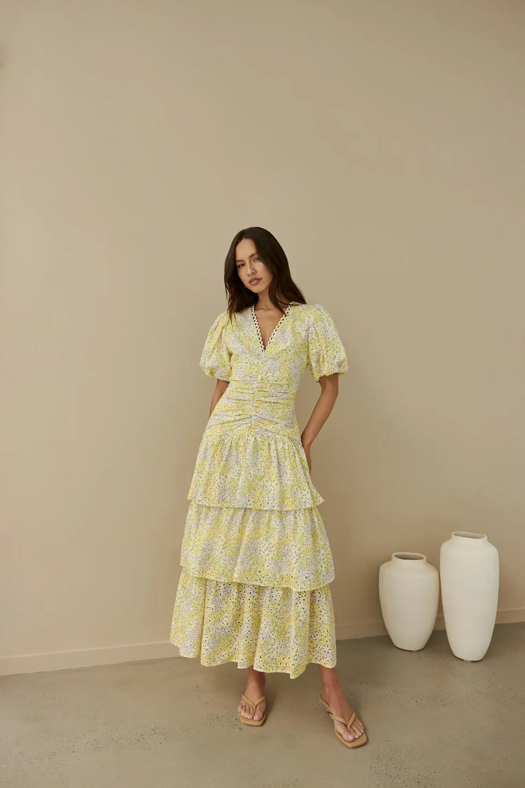 Corinna – Spitzen-Maxikleid mit Puffärmeln und Volants