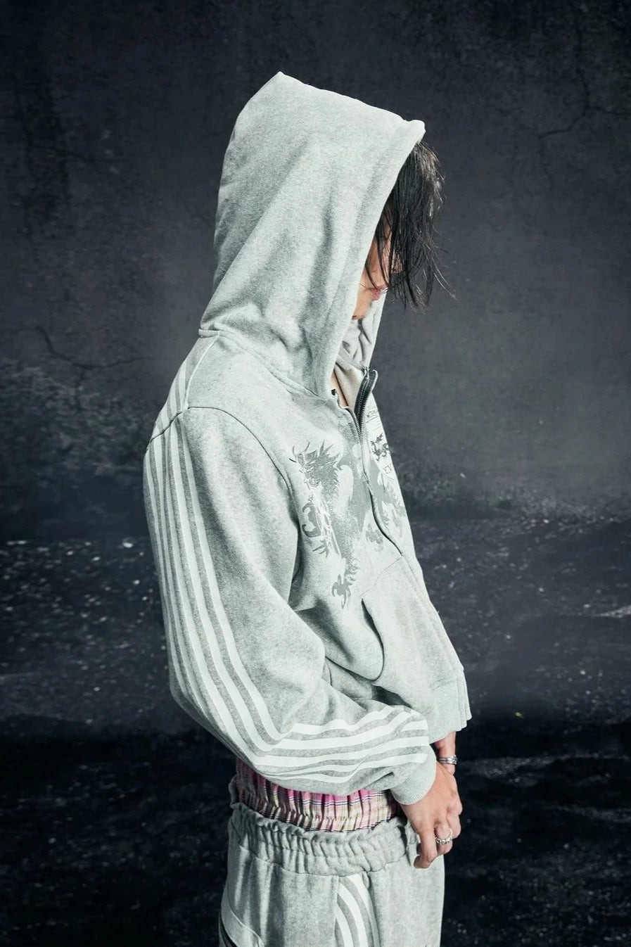 Hoodie mit Reißverschluss in Schwarz locker geschnitten