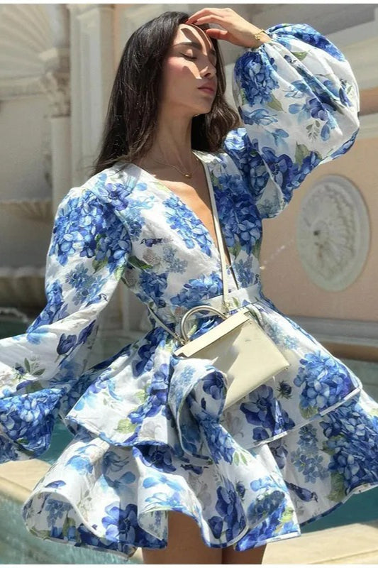 Kleid mit Trompetenärmeln, ausgestelltem Schnitt und Blumenmuster