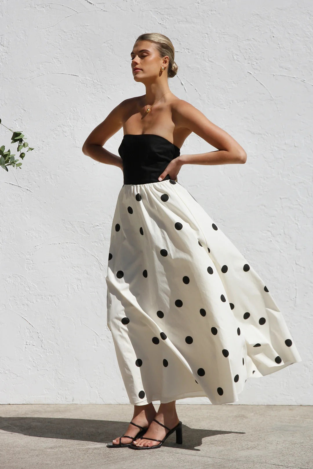 Trägerloses Maxikleid mit A-Linie und Punktemuster