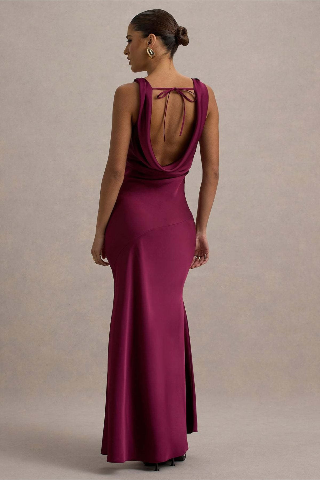 Figurbetontes Maxikleid mit Satinoptik in Claret