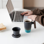 Handgefertigte Keramische Teetasse mit Sieb – Authentisches Design sowie Praktische Nutzung
