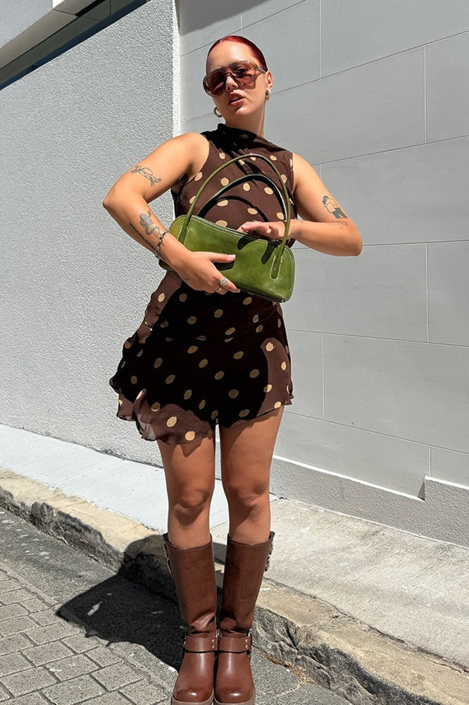 Figurbetontes Minikleid mit Raffung und Punktemuster in Braun