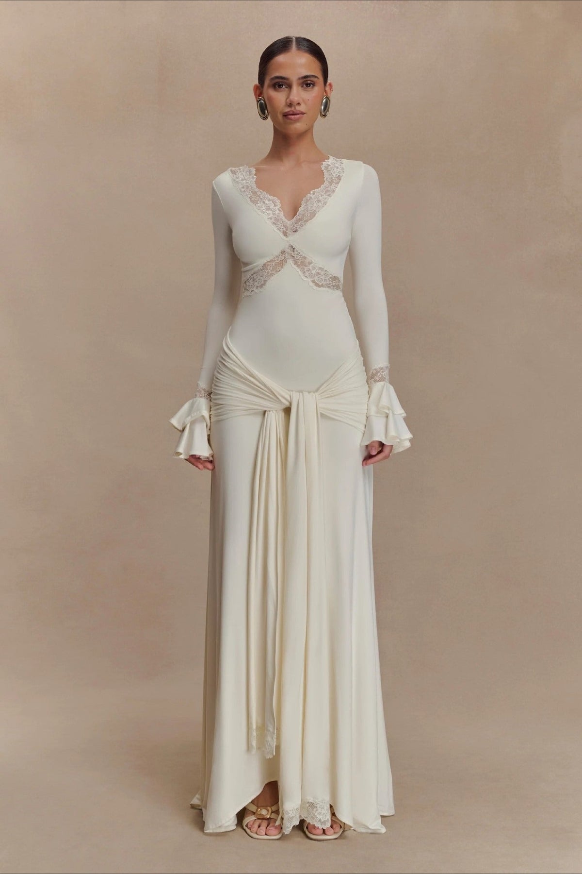 Figurbetontes Maxikleid mit Trompetenärmeln, ausgestelltem Schnitt und Spitze