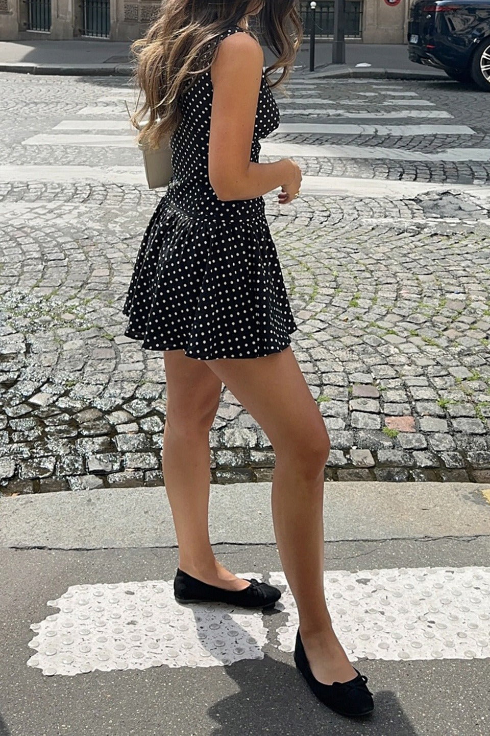 Figurbetontes Minikleid mit Punktemuster in Schwarz
