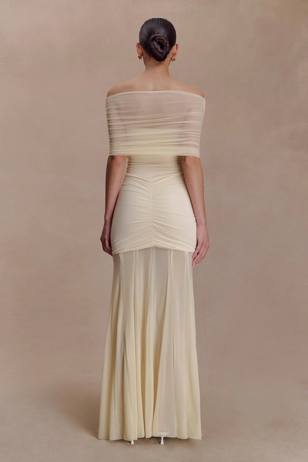 Caspian – Schulterfreies Maxikleid mit Mesh-Akzenten
