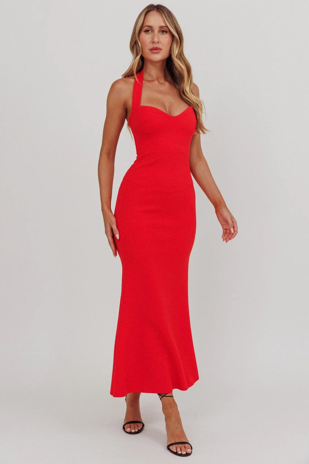 Fire – Satin-Maxikleid mit Neckholder und Kristallen