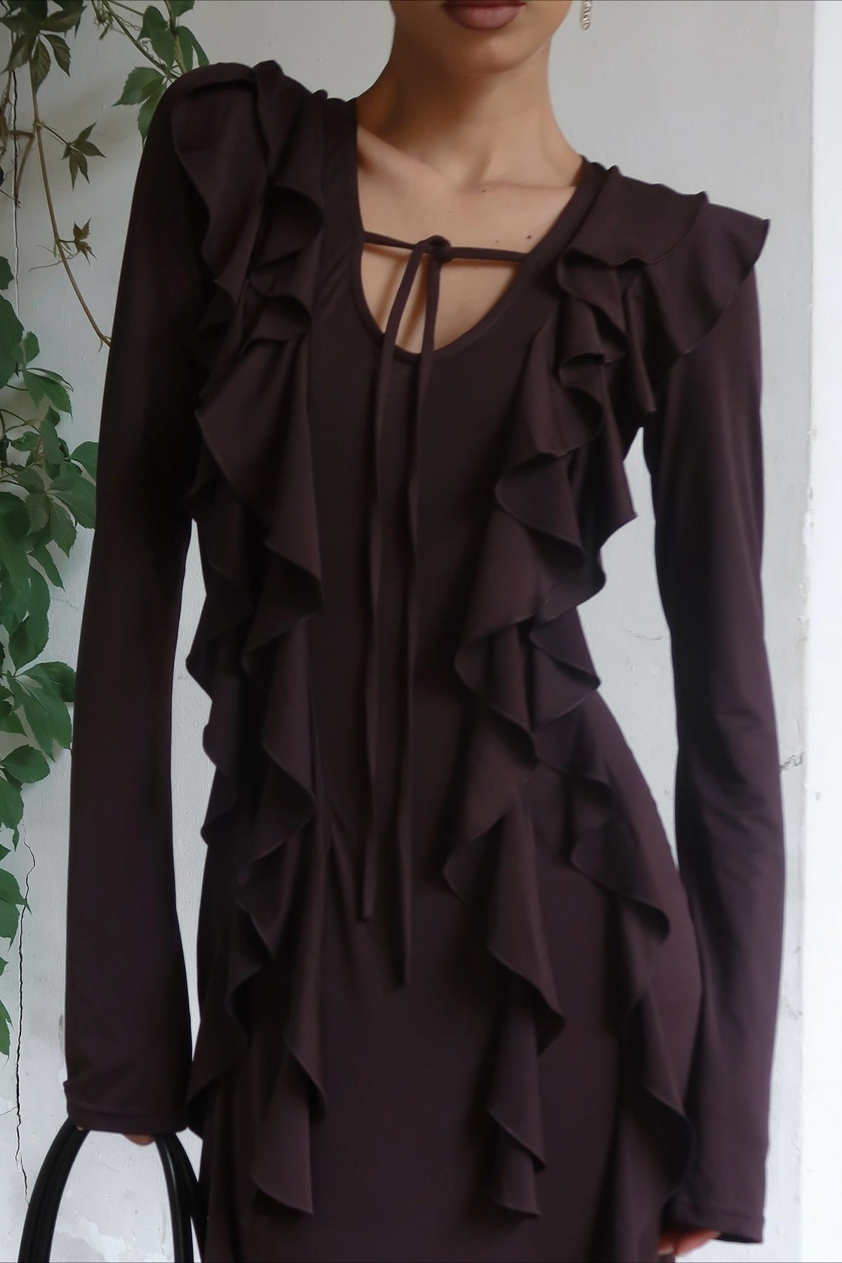 Maxikleid mit V-Ausschnitt und Rüschen in Braun