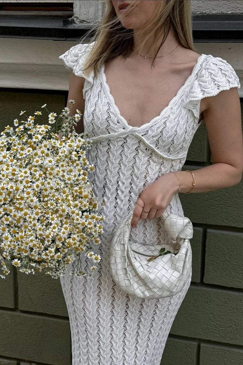 Rückenfreies Kleid mit V-Ausschnitt, Strickstruktur und Rüschen