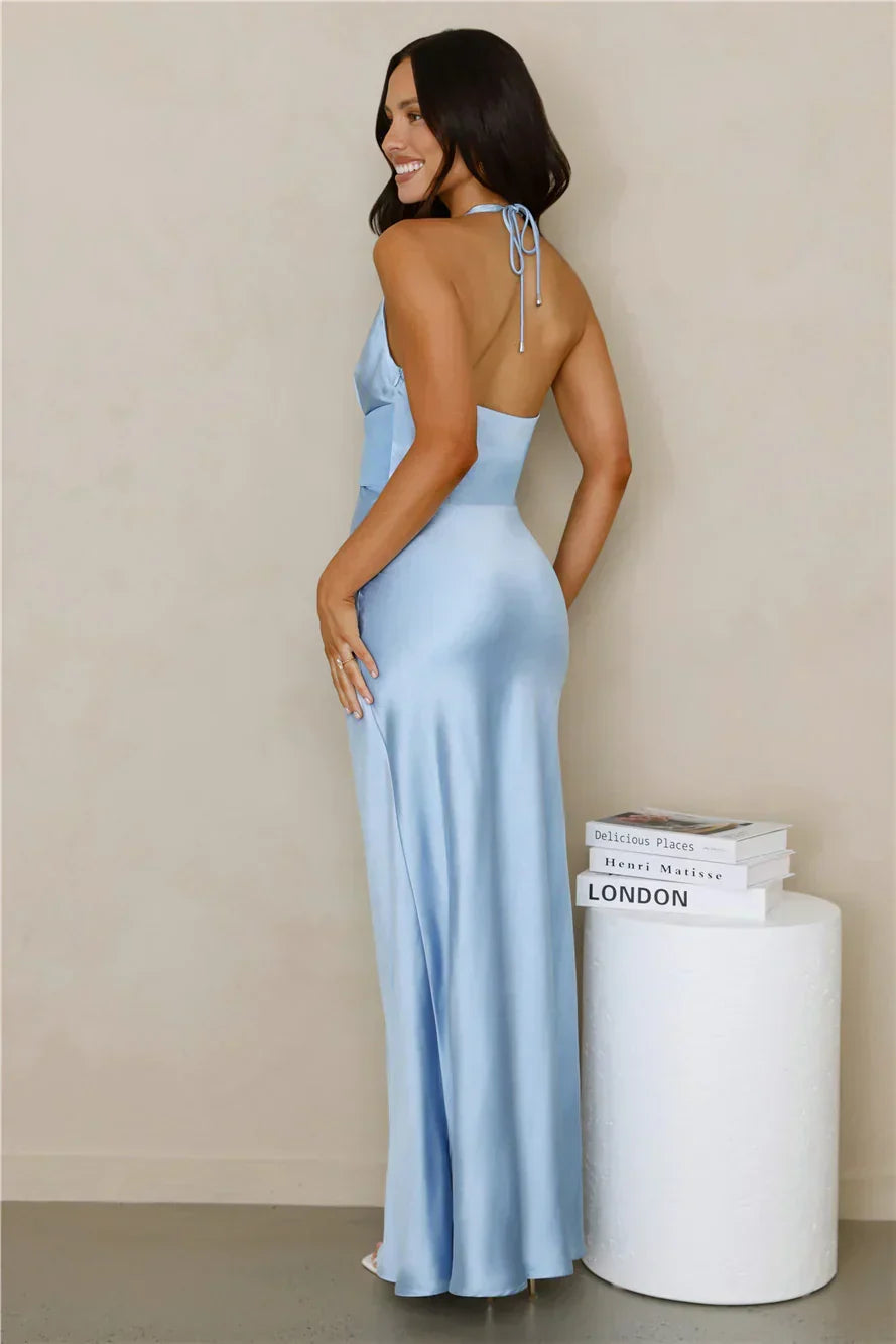 Spiced – Satin-Maxikleid mit V-Ausschnitt und Neckholder