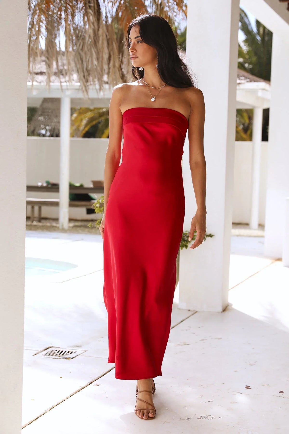 Gleam – Schulterfreies Maxikleid mit Wasserfall-Ausschnitt und offenem Rücken