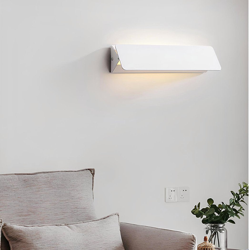 FlexiGlow Moderne Weiße Wandlampe: Verstellbare Klappe für Perfekte Lichtstreuung