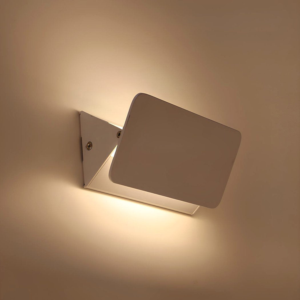 FlexiGlow Moderne Weiße Wandlampe: Verstellbare Klappe für Perfekte Lichtstreuung