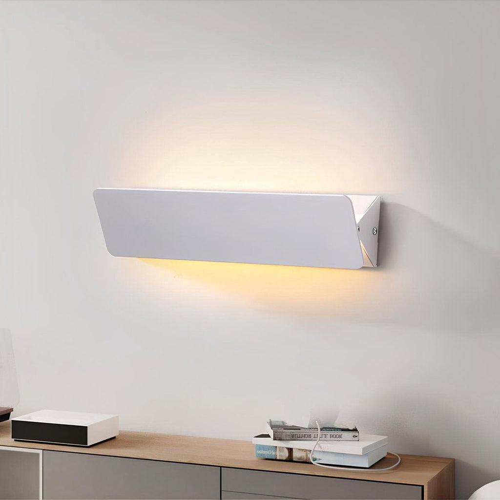 FlexiGlow Moderne Weiße Wandlampe: Verstellbare Klappe für Perfekte Lichtstreuung