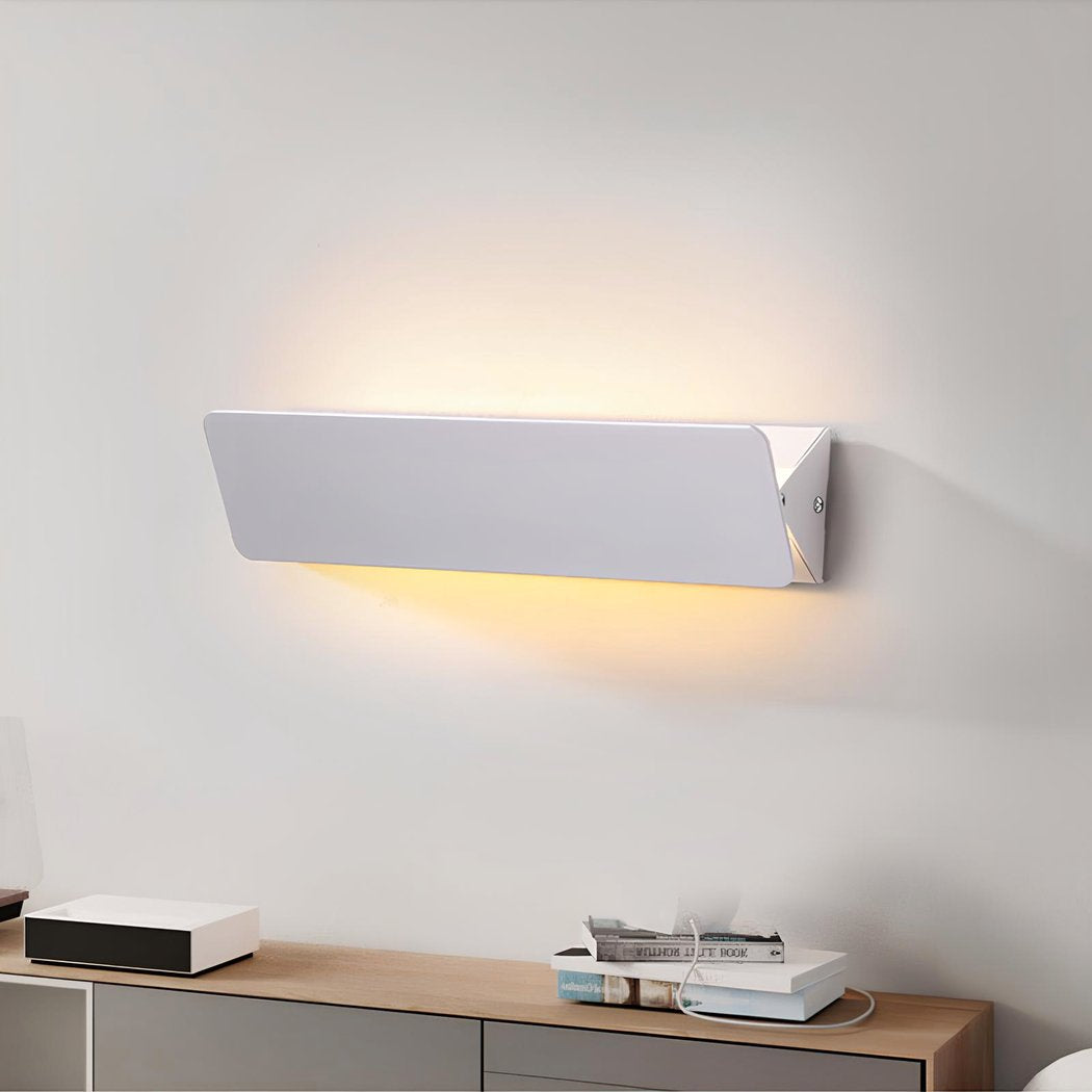 FlexiGlow Moderne Weiße Wandlampe: Verstellbare Klappe für Perfekte Lichtstreuung