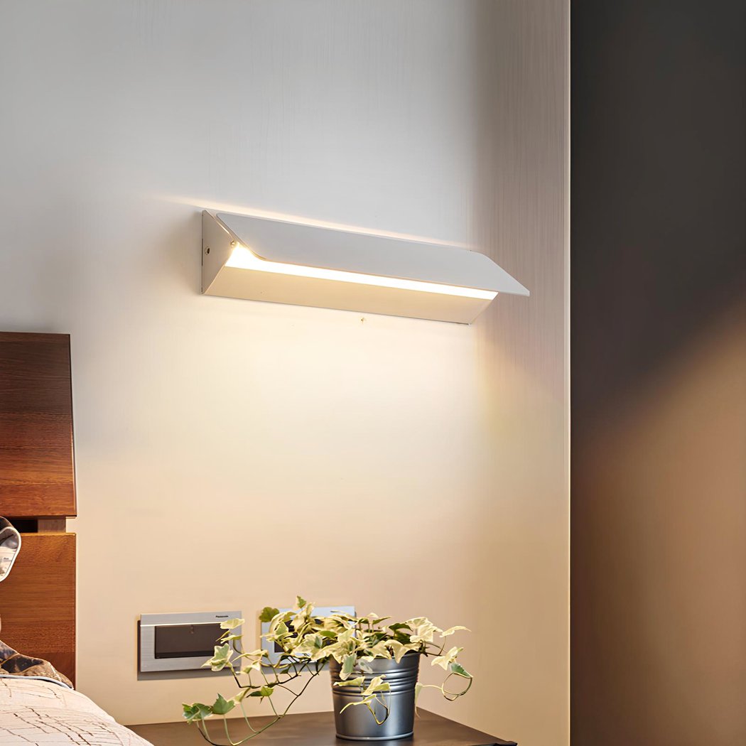 FlexiGlow Moderne Weiße Wandlampe: Verstellbare Klappe für Perfekte Lichtstreuung