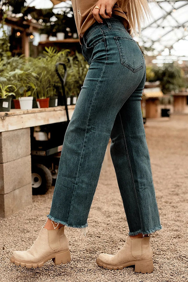 Mid-Rise Straight-Leg-Jeans mit ausgefranstem Saum und aufgesetzten Taschen