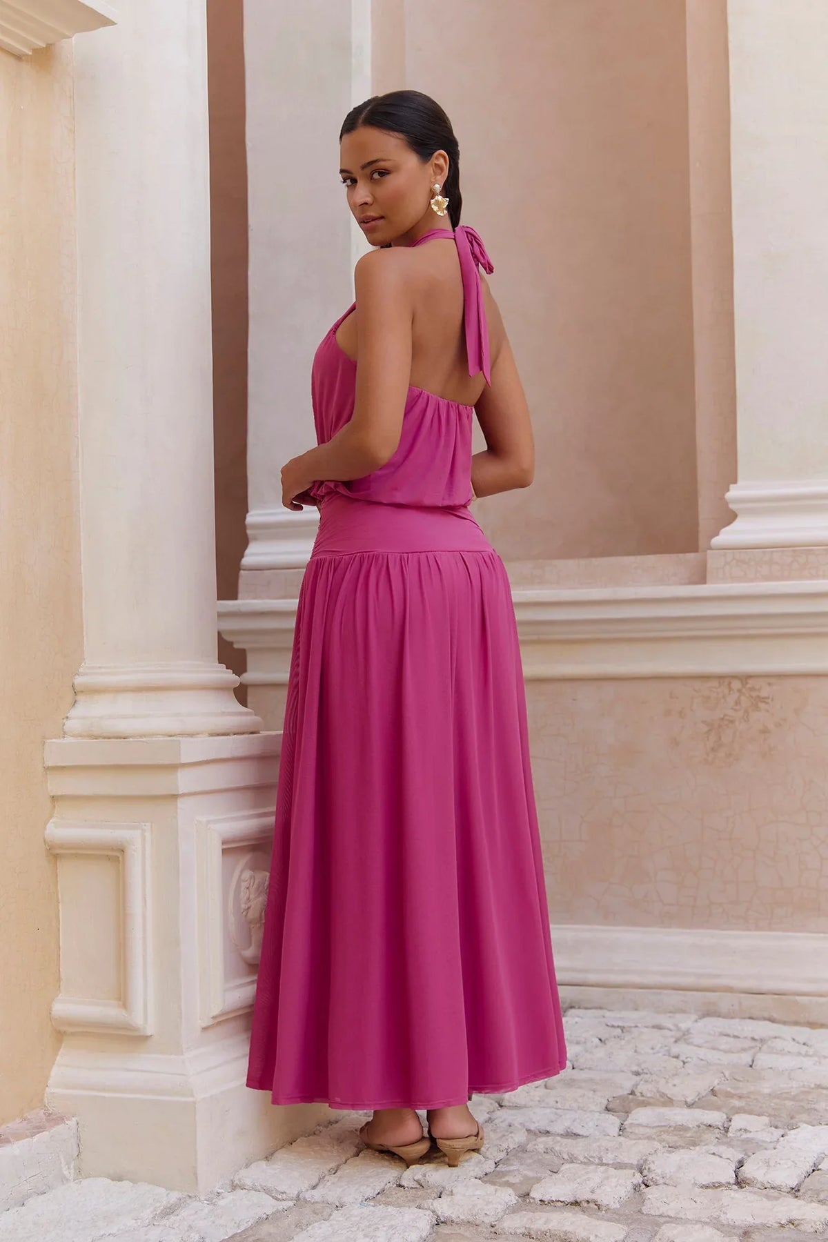 Camellia – Maxikleid mit Neckholder und Mesh-Akzenten