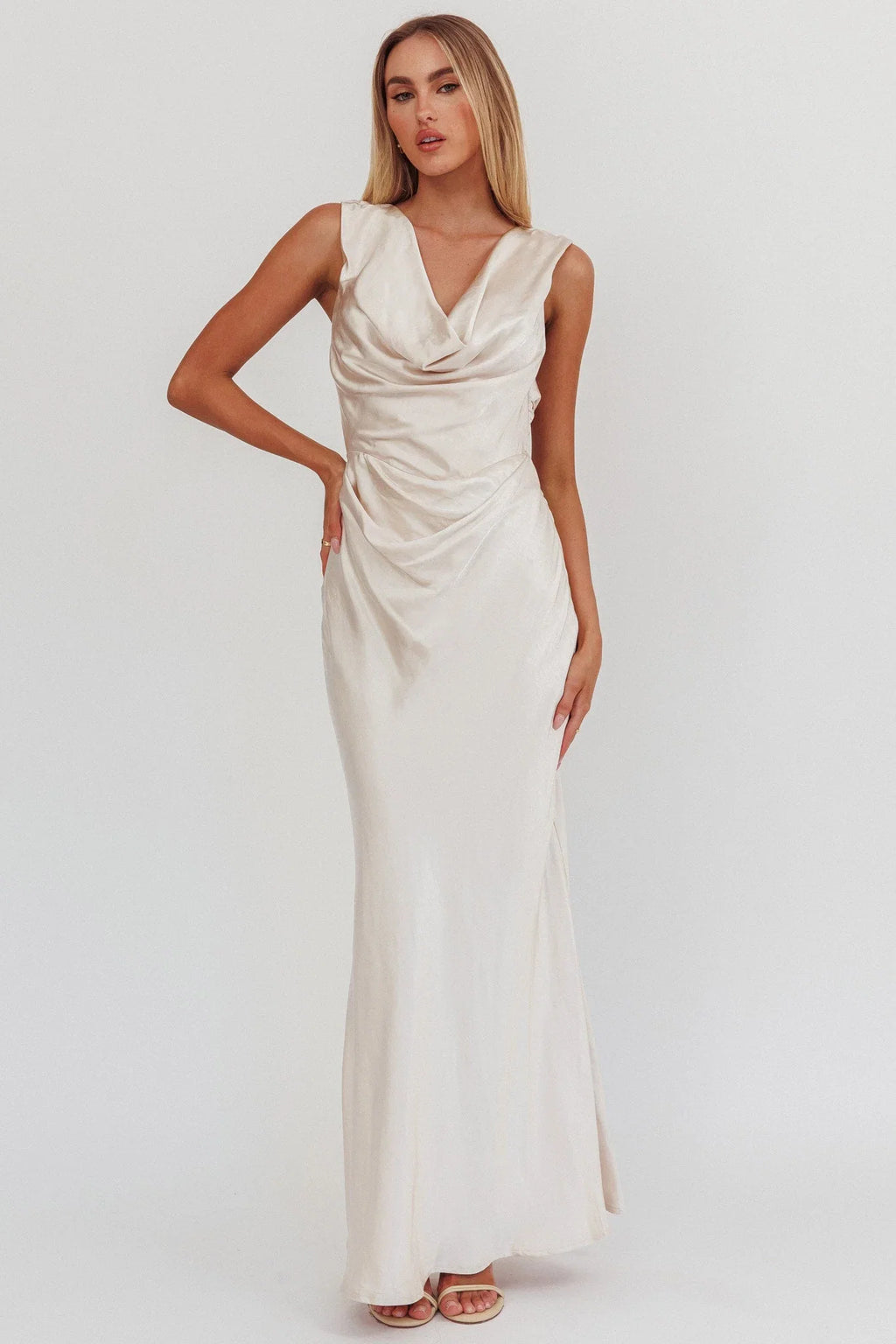 Chills – Satin-Maxikleid mit Wasserfall-Ausschnitt