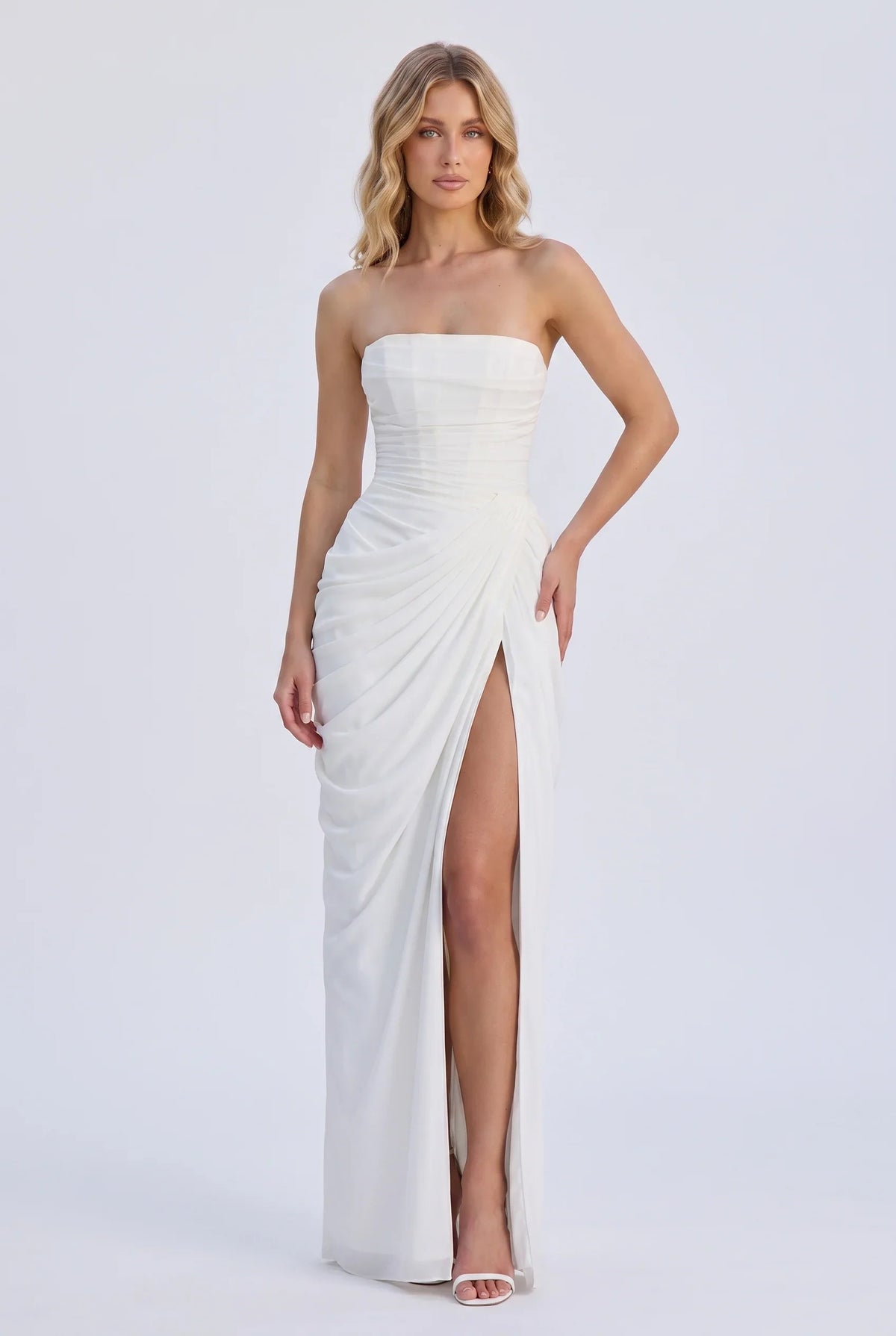 Splitted – Spitzen-Maxikleid mit Beinschlitz und Korsett-Schnürung