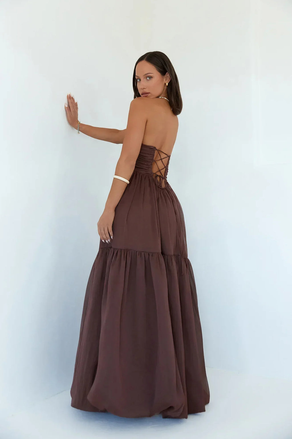 Schulterfreies Maxikleid mit offenem Rücken