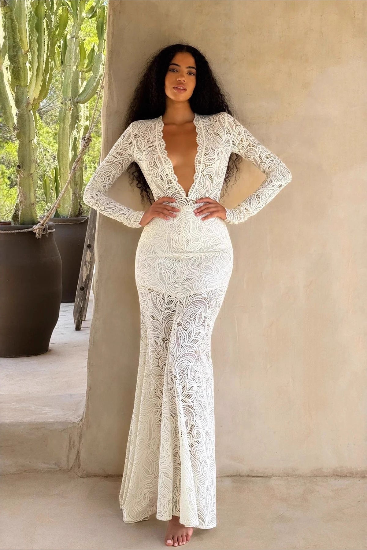 Figurbetontes Maxikleid mit Aussparungen und Spitze