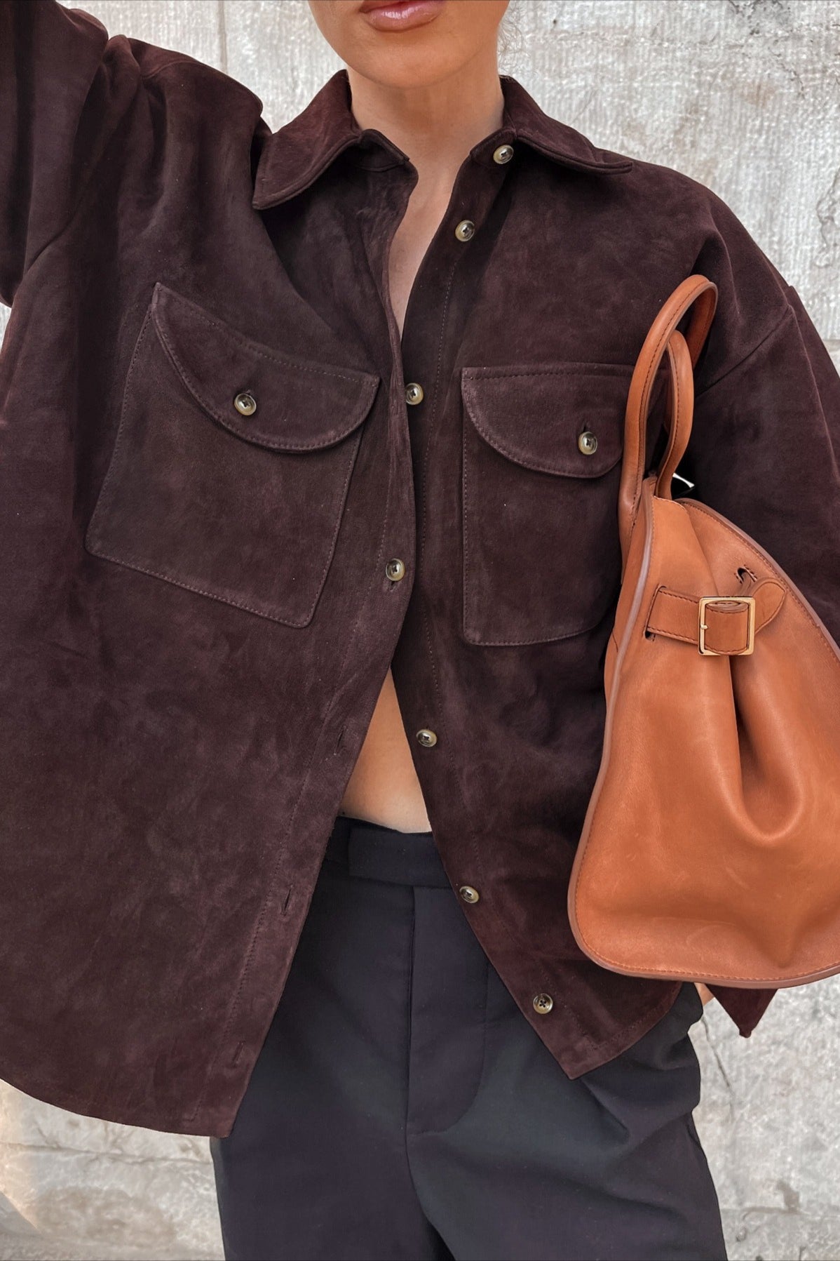Locker geschnittene Jacke mit Wildleder in Braun mit Reverskragen